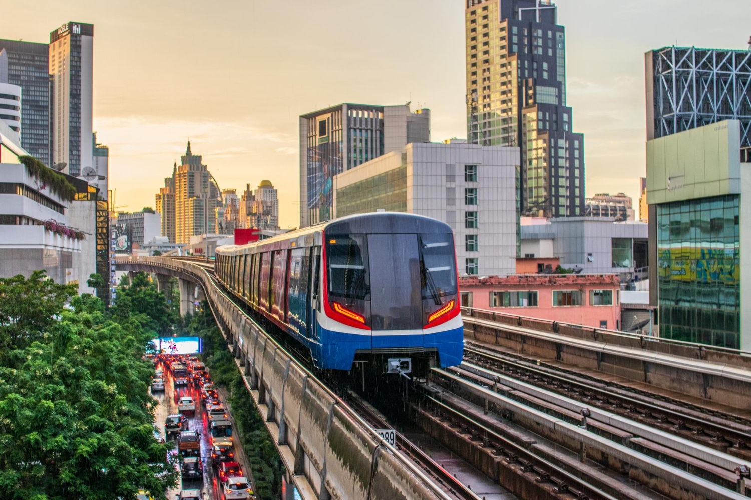 Selain Hape, 10 Barang Ini Wajib Dibawa Oleh Pengguna transportasi umum